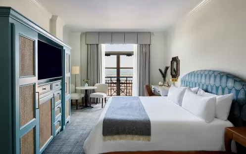 Deluxe King Balconette (1 King Bed)